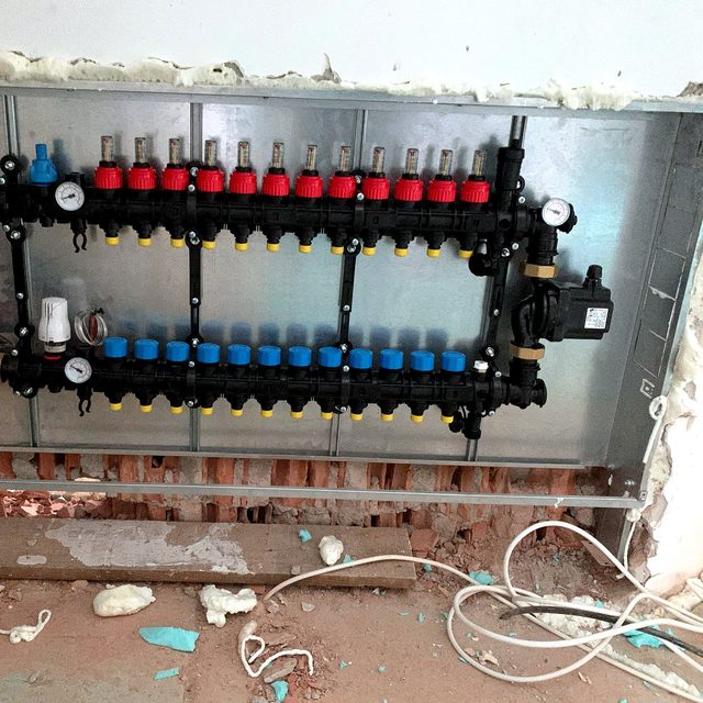 Încălzire în pardoseală — Incalzire pardoseala distribuitor montaj perete