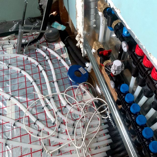 Încălzire în pardoseală — Incalzire pardoseala distribuitor montaj perete