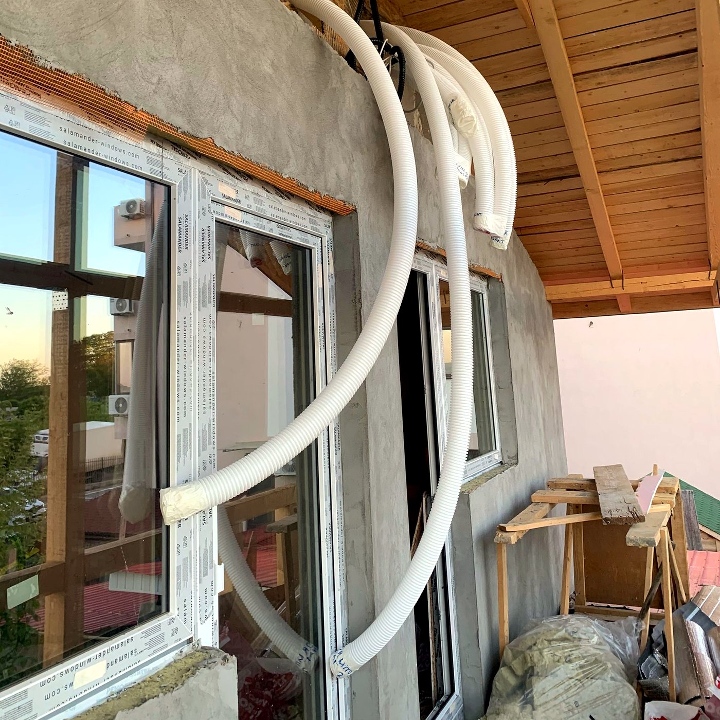 Tubulatură de ventilație mecanică într-o casă pe structură de lemn